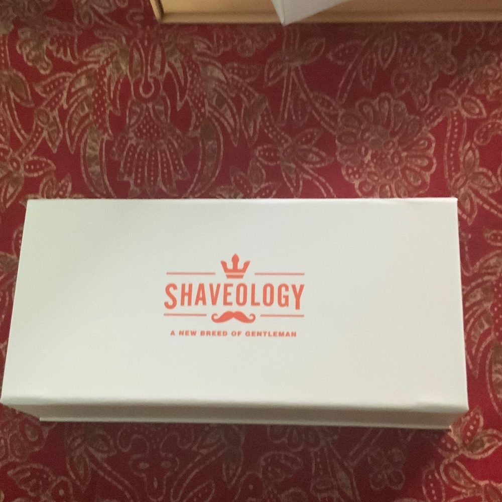 Shaveology Razor Set in Black and White